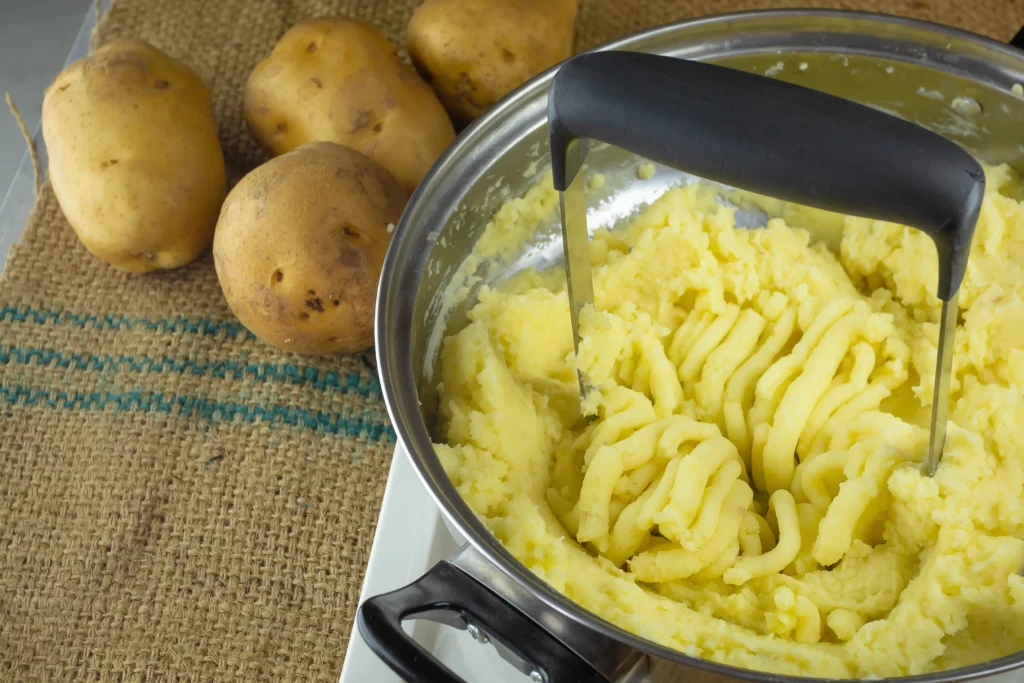mashed potatoes un a bowl