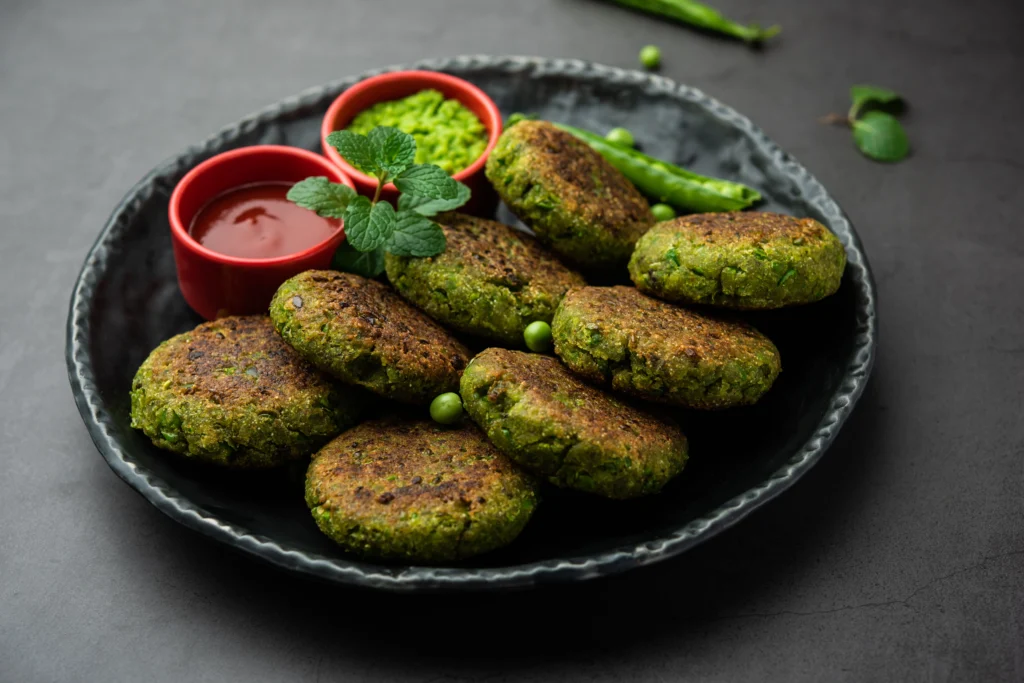 Green spinach cutlets with dipping sauces